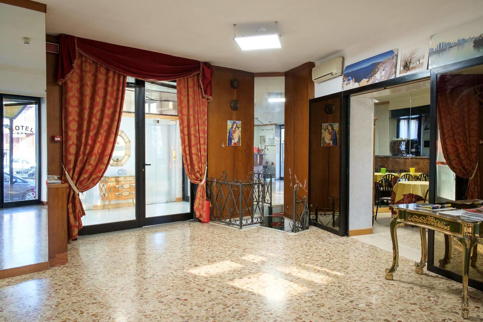 Vip Hotel Plasencia Exterior foto